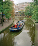 840748 Afbeelding van de Bierboot varend op de Oudegracht tussen de Jansbrug en de Bakkerbrug te Utrecht.N.B. De ...